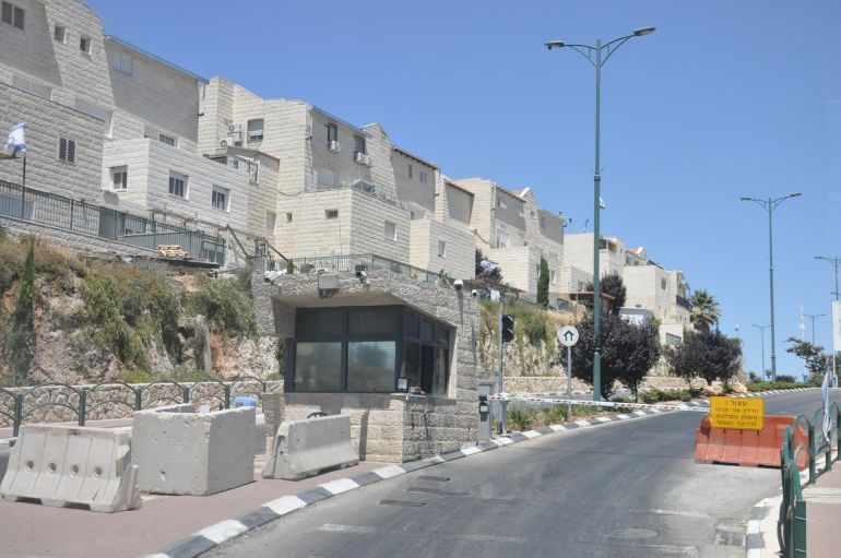 بوابات أمنية على مداخل المستوطنات في الضفة، في الصور المدخل الرئيس لمستوطنة كريات أربع