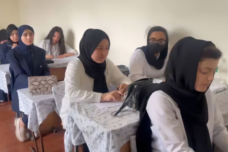 طالبات أفغانيات في مدرسة سامانيان بدوشنبه يحلمن بمستقبل آمن وتعليم مستقر رغم التحديات التي تواجه اللاجئين في طاجيكستان صفحة السفير ظاهر أغبر، ممثل الحكومة الأفغانية السابقة