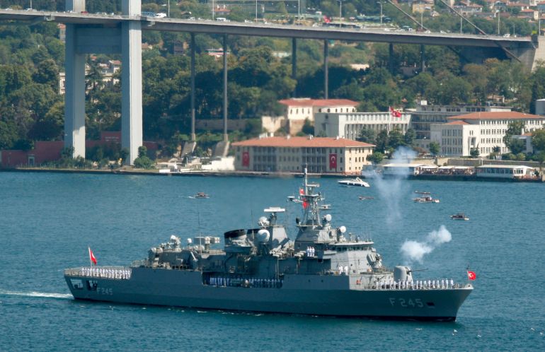 Turkish naval officers on board an Oruc Reis frigate take part in a ceremony at the Bosphorus to mark the 87th anniversary of Victory Day in Istanbul August 30, 2009. REUTERS/Murad Sezer (TURKEY ANNIVERSARY MILITARY)