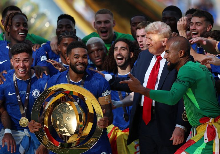 يحتفل ريس جيمس وزملاؤه من تشيلسي مع الكأس جنبًا إلى جنب مع الرئيس الأمريكي دونالد ترامب بعد فوزه في كأس العالم فيفا