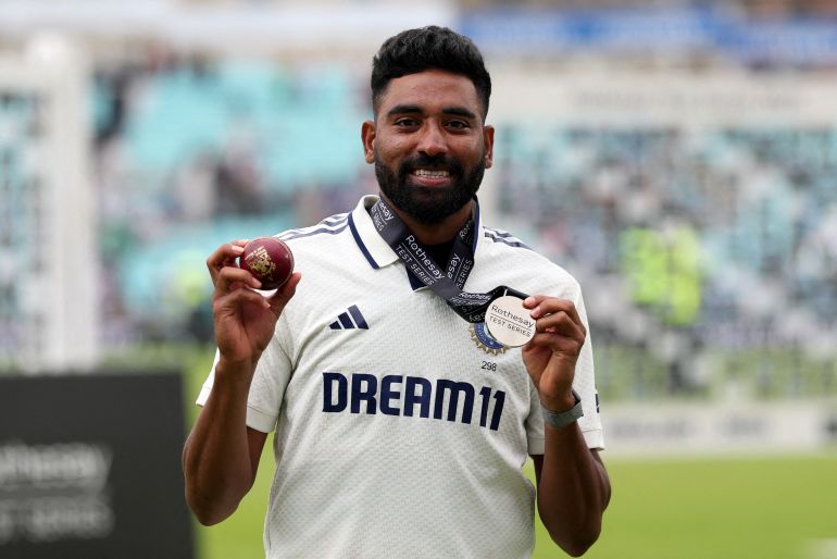 يطرح محمد السياج الهندي بعد فوزه بجائزة لاعب المباراة بعد فوز الهند بالمباراة لرسم سلسلة الاختبار