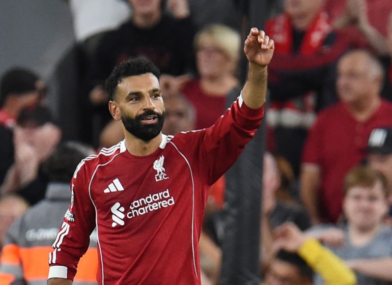 يحتفل محمد صلاح من ليفربول بتسجيل هدفهم الرابع