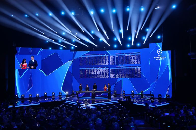 عرض عام للشاشة التي تعرض التركيبات لجميع الفرق المشاركة في دوري أبطال أوروبا في موناكو