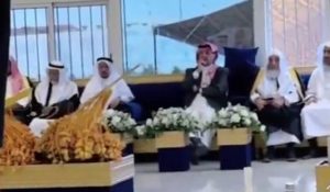 فيديو: الأمير تركي بن طلال يطلب إعادة التلاوة من قارئ في حفل بعسير