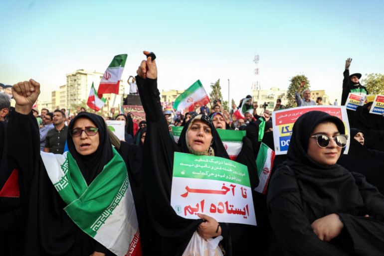 تردد الإيرانيون الشعارات والأعلام الوطنية لأنهم يحتفلون بوقف إطلاق النار بين إيران وإسرائيل في ميدان Enghlab في العاصمة طهران في 24 يونيو 2025