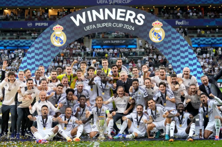 يطرح لاعبون وموظفو ريال مدريد مع الكأس بعد الفوز في نهائي كأس الاتحاد الأوروبي لكرة القدم في الاتحاد الأوروبي لكرة القدم