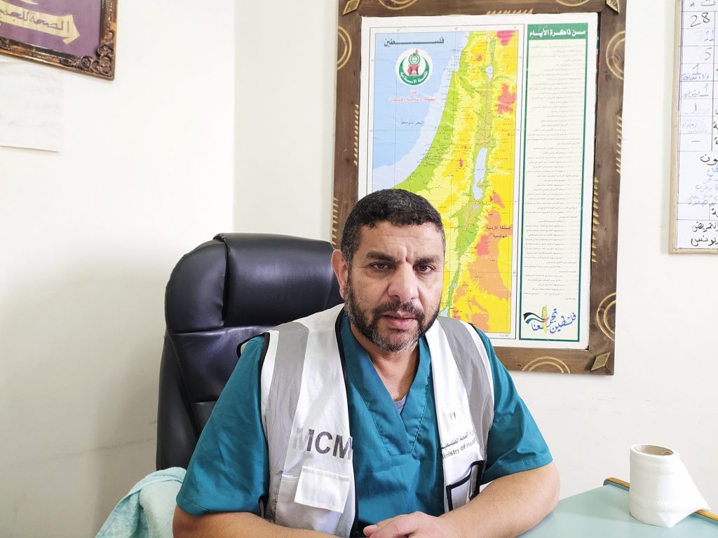الاحتلال يواصل احتجاز مدير المشافي الميدانية بغزة رغم إصابته