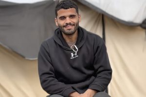 شاهد.. لاعب الأهلي المصري السابق يوثق يومياته الصعبة في غزة