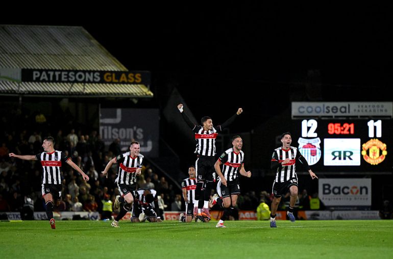 يحتفل لاعبون في Grimsby Town بالفوز خلال مباراة كأس كاراباو في الجولة الثانية بين Grimsby Town و Manchester United