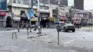 الاحتلال يصيب 80 فلسطينيا في نابلس ويجبر 13 عائلة على مغادرة بيوتها