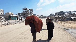 عائلات فلسطينية تنزح من جباليا والشيخ رضوان بسبب الاحتلال