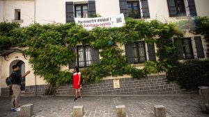 سكان باريس يقاتلون “ديزنيفاينت” في حي مونمارتر