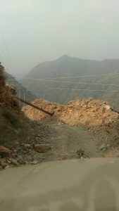 سيول وانهيارات صخرية تقطع طرق قرى جبل المعادي.. والأهالي يطالبون بحلول عاجلة