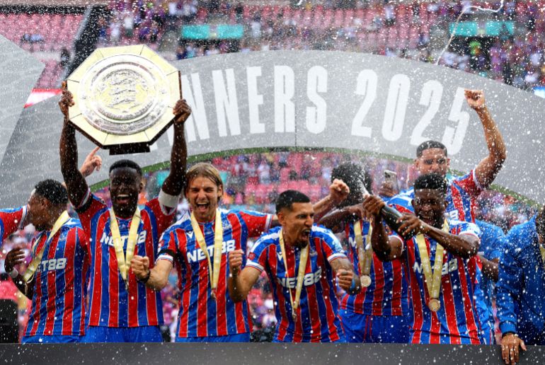 يرفع مارك جويهي من Rystal Palace الكأس وهو يحتفل مع زملائه في الفريق بعد الفوز بدرع مجتمع FA ضد ليفربول