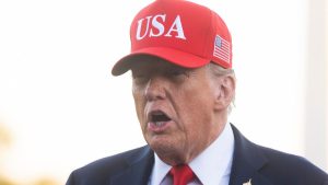 قد يصبح أول رئيس حي يظهر على الدولار..الخزانة الأميركية تدرس سك عملة تذكارية تحمل صورة ترامب