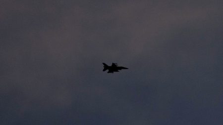 مباشر – حماس تنفي اتهامات إسرائيل بشأن الرهائن.. ومقتل 3 فلسطينيين بغارة جوية في الضفة الغربية