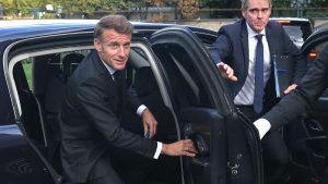 ماكرون يتشاور مع عدد من الأحزاب باستثناء التجمع الوطني وفرنسا الأبية لتشكيل حكومة