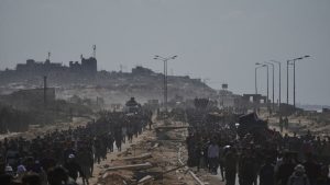 آلاف النازحين يعودون إلى مدينة غزة وبدء وصول القوات الأمريكية إلى إسرائيل لمراقبة تنفيذ الاتفاق