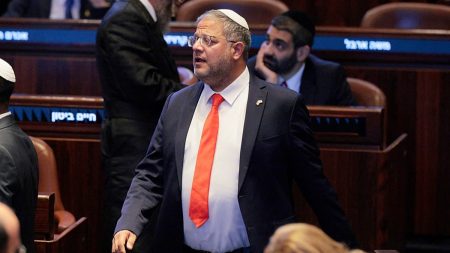 فيديو – بن غفير يتباهى بإهانة أسرى فلسطينيين ويدعو إلى إعدامهم