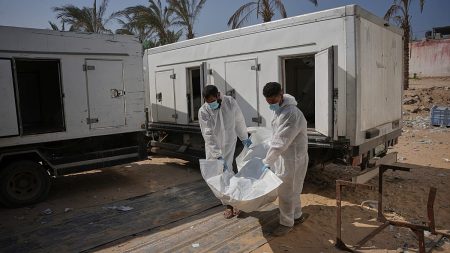 فيديو – إسرائيل تُعيد جثامين 30 فلسطينياً إلى قطاع غزة