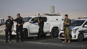 إسرائيل تحبط تهريب أسلحة إيرانية متطورة إلى الضفة الغربية.. الجيش: العملية مرتبطة بالحرس الثوري