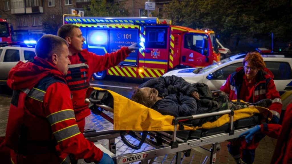 هجوم روسي واسع يغرق كييف في الظلام ويخلّف إصابات وحريقًا في مبنى سكني