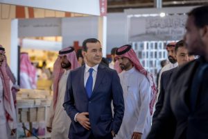 وزير الثقافة الأوزبكي يزور معرض الرياض الدولي للكتاب