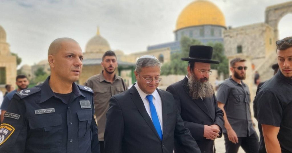 وزير إسرائيلي يقتحم المسجد الأقصى تحت حماية قوات الاحتلال
