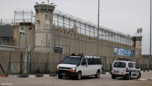 استعداداً لصفقة التبادل.. إسرائيل تنقل الأسرى الفلسطينيين