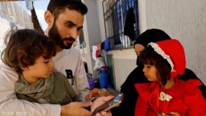 بعد تبلغه بموت زوجته وطفليه.. سجين فلسطيني يتفاجأ بوجودهم على قيد الحياة