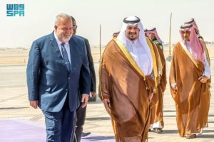 رئيس وزراء كوبا يصل المملكة وفي مقدمة مستقبليه نائب أمير الرياض