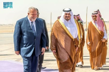 رئيس وزراء كوبا يصل المملكة وفي مقدمة مستقبليه نائب أمير الرياض