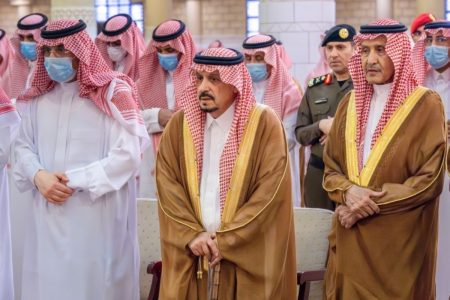 أمير الرياض يؤدي صلاة الميت على الأميرة هيفاء بنت تركي آل سعود