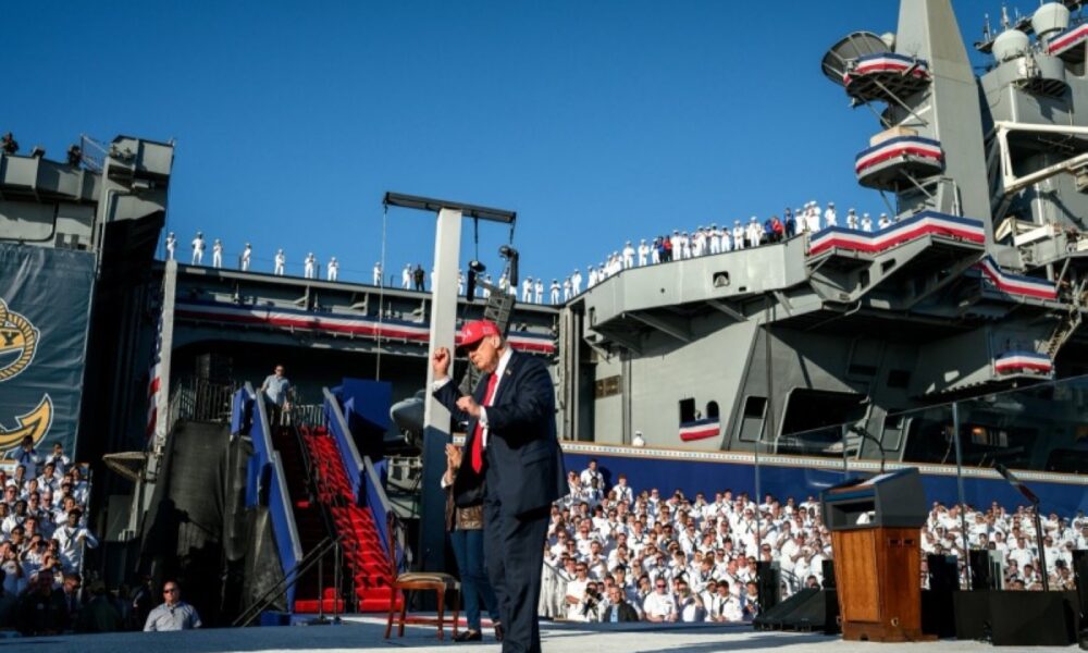 ترمب يرقص مع البحارة في اليابان: احتفال عفوي مميز