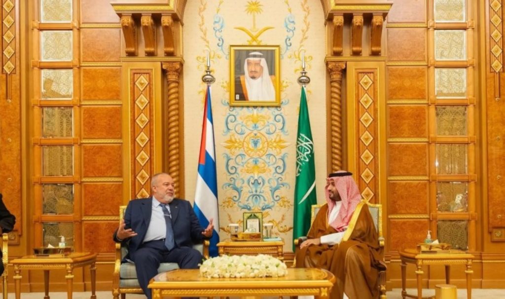 ولي العهد يستعرض علاقات التعاون المشترك مع رئيس كوبا