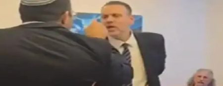 وزيران إسرائيليان يتشاجران بعنف أمام الكاميرات!