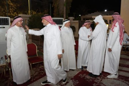 آل باعشن يستقبلون المعزين في فقيدتهم