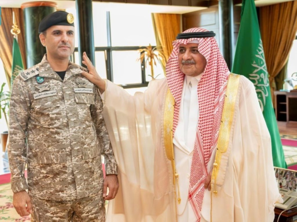 أمير تبوك يقلد العقيد الحربي رتبته الجديدة