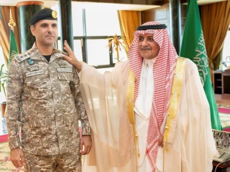 أمير تبوك يقلد العقيد الحربي رتبته الجديدة