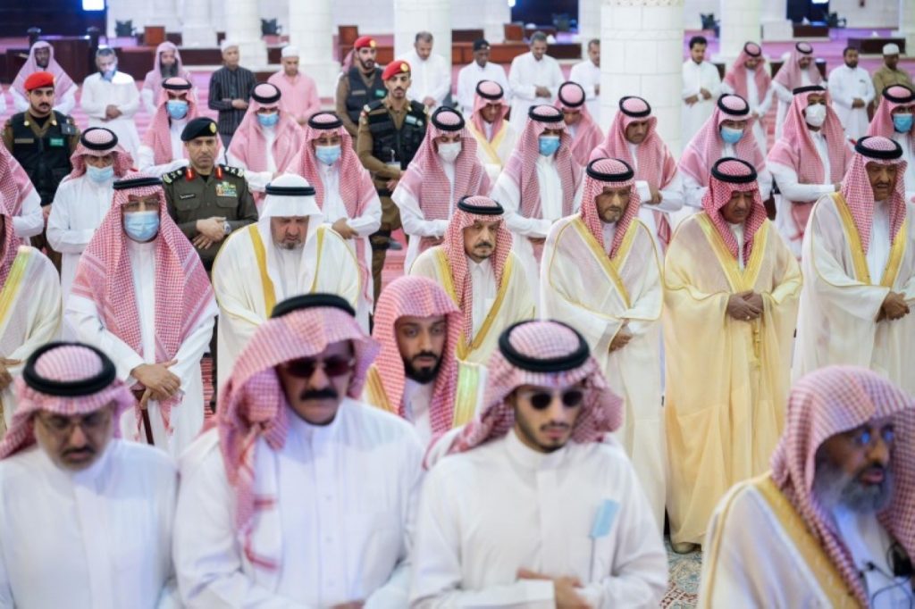 أمير الرياض يؤدي صلاة الميت على الأمير خالد بن محمد آل سعود