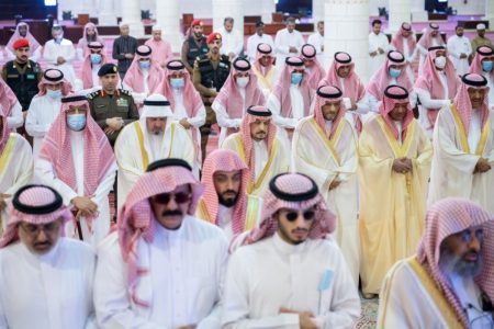 أمير الرياض يؤدي صلاة الميت على الأمير خالد بن محمد آل سعود