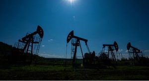 أسعار النفط تتراجع أكثر من 1% بفعل المخاوف من تخمة المعروض