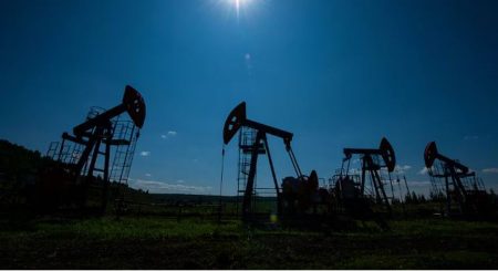 أسعار النفط تتراجع أكثر من 1% بفعل المخاوف من تخمة المعروض