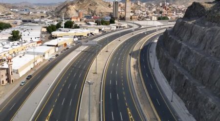 مشروعات الطرق في مكة المكرمة تُحدث تحولًا ملموسًا في كفاءة الحركة وسلامة التنقل