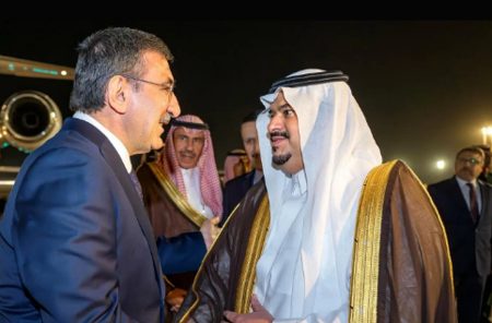 نائب الرئيس التركي يغادر الرياض وفي مقدمة مودعيه نائب أمير المنطقة