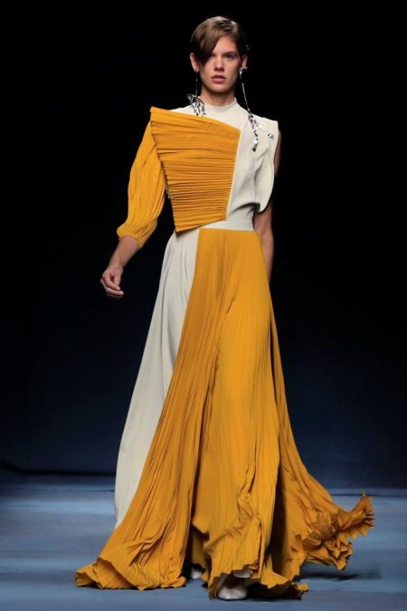 جديد Givenchy «ثنيات ناعمة».. وملابس سهرة براقة