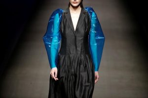 فخامة التفتا.. والأكمام البلاستيكية.. إطلالات أسبوع الموضة في بكين