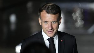 ماكرون يحذّر من مرحلة مفصلية في لبنان ويدعو للتعامل بحزم مع “حزب الله”