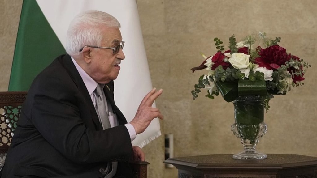 الرئيس الفلسطيني يبلغ الـ90 من عمره.. من هو الرجل الذي حكم 20 عامًا ومن سيخلفه؟