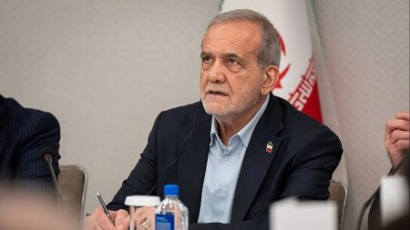 إيران تؤكد سعيها للسلام.. بزشكيان يرفض أي تراجع عن البرامج النووية والصاروخية